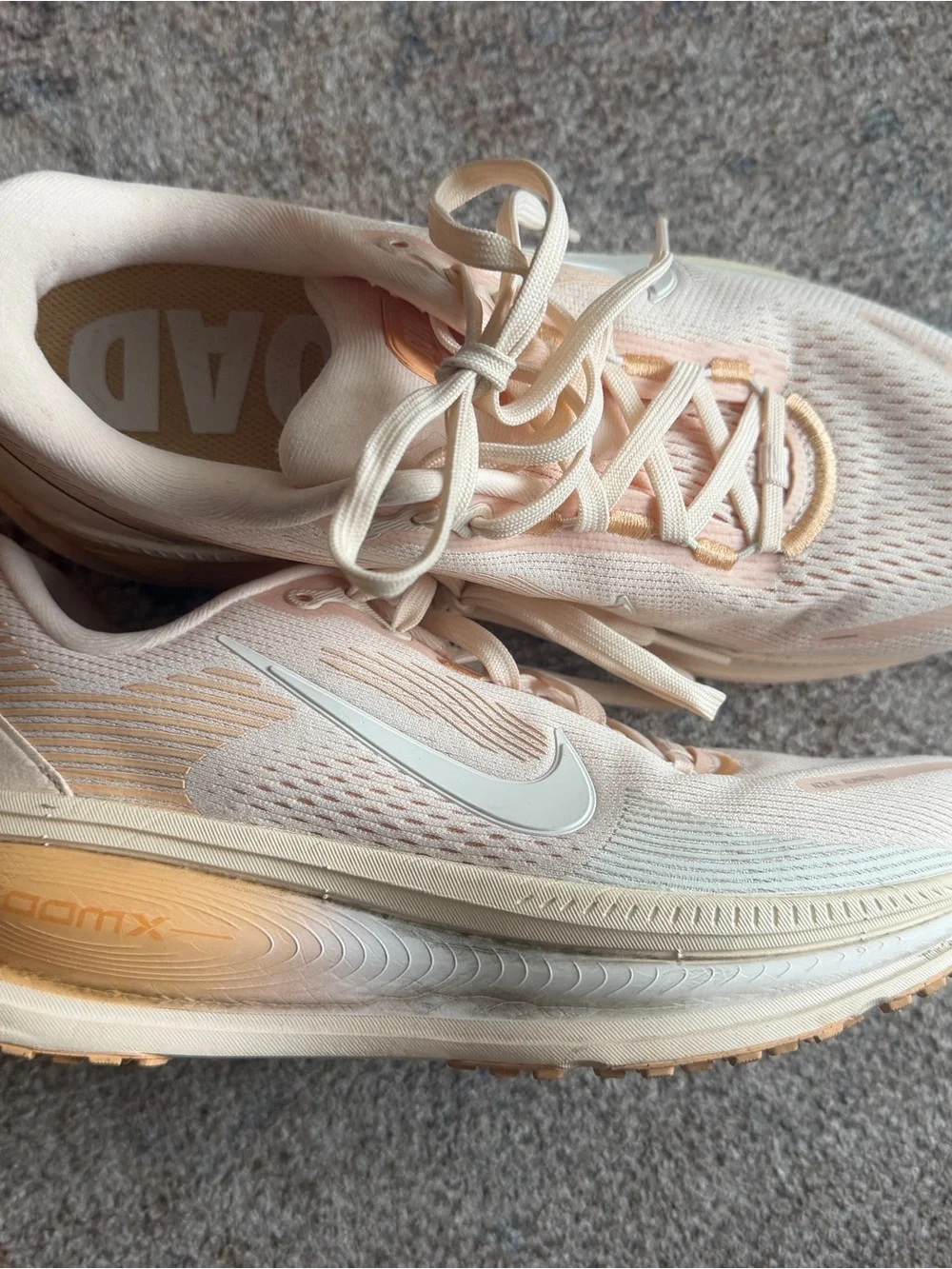 Nike Vomero 18 - Women's Running Shoes - Light Peach/White